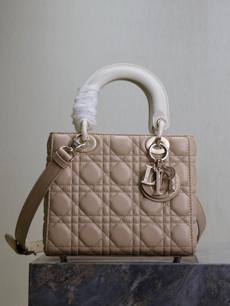 Lady Dior   Apricot mixed with whiteFour grid sheepskin adjustable shoulder strapThis handbag embodies Dio rs profound insight into elegance and be