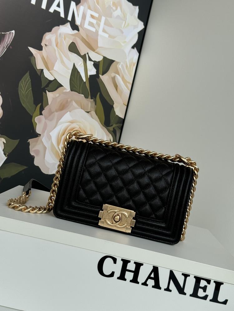 67085 fine grain Chanel classic hot item 67085 leboy series imported fine grain calf leather the actual color is very beautiful original imported 24