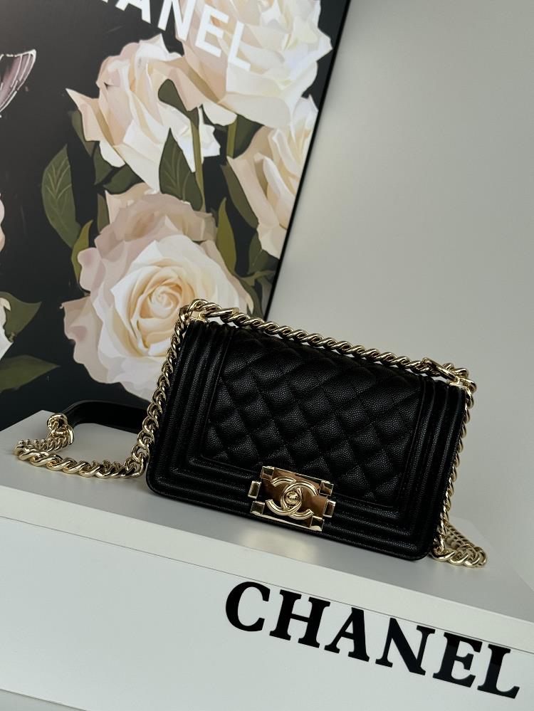 67085 fine grain Chanel classic hot item 67085 leboy series imported fine grain calf leather the actual color is very beautiful original imported 24