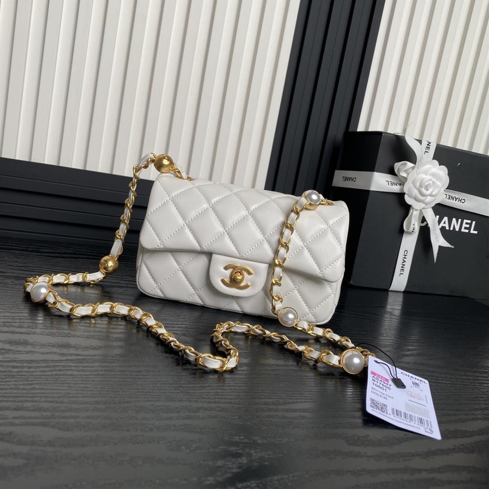 Chanel 24B AutumnWinter Collection AS4947 Pearl Edition exudes a strong atmosphere with lambskin paired with gold metal making it irresistible The