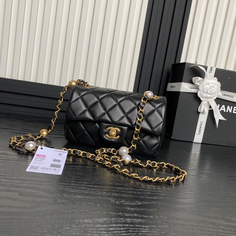 Chanel 24B AutumnWinter Collection AS4947 Pearl Edition exudes a strong atmosphere with lambskin paired with gold metal making it irresistible The