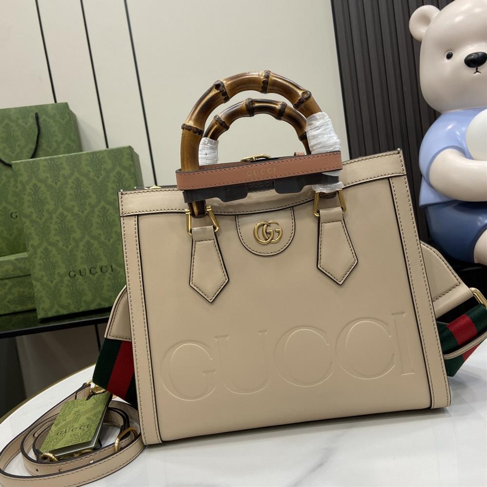 The new Gucci Diana series small tote bag with a light and elegant color scheme injects a soft atmosphere into the sturdy bag items of the Gucci Dia