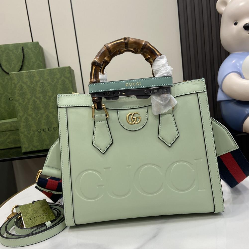 The new Gucci Diana series small tote bag with a light and elegant color scheme injects a soft atmosphere into the sturdy bag items of the Gucci Dia