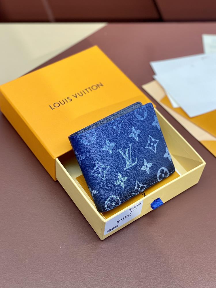 The M11547 Gradient Blue MULTIPLE wallet is a Multiple wallet made from the iconic blue Monogram Eclipse canvas featuring an extremely practical inte