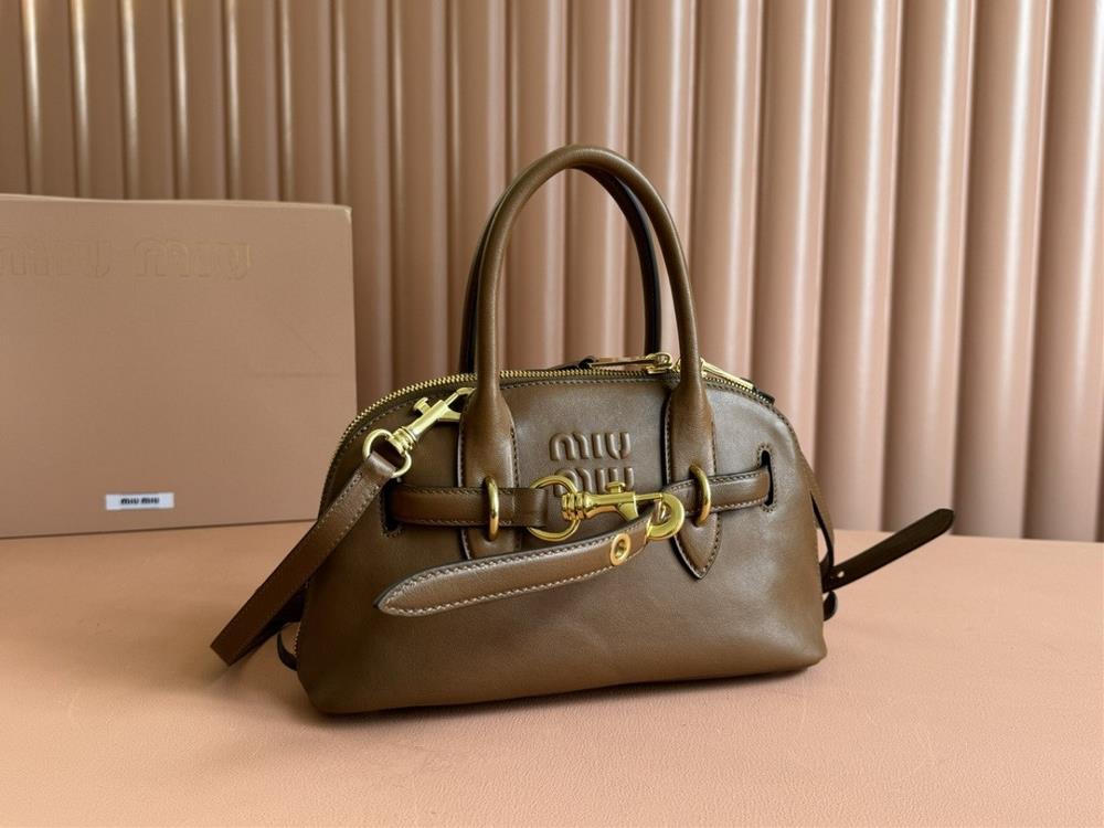 M small brown first 2368 shippedMIUMIVenture Bi directional Zipper BagThe new bag design features a retro and nostalgic sheepskin with a soft texture