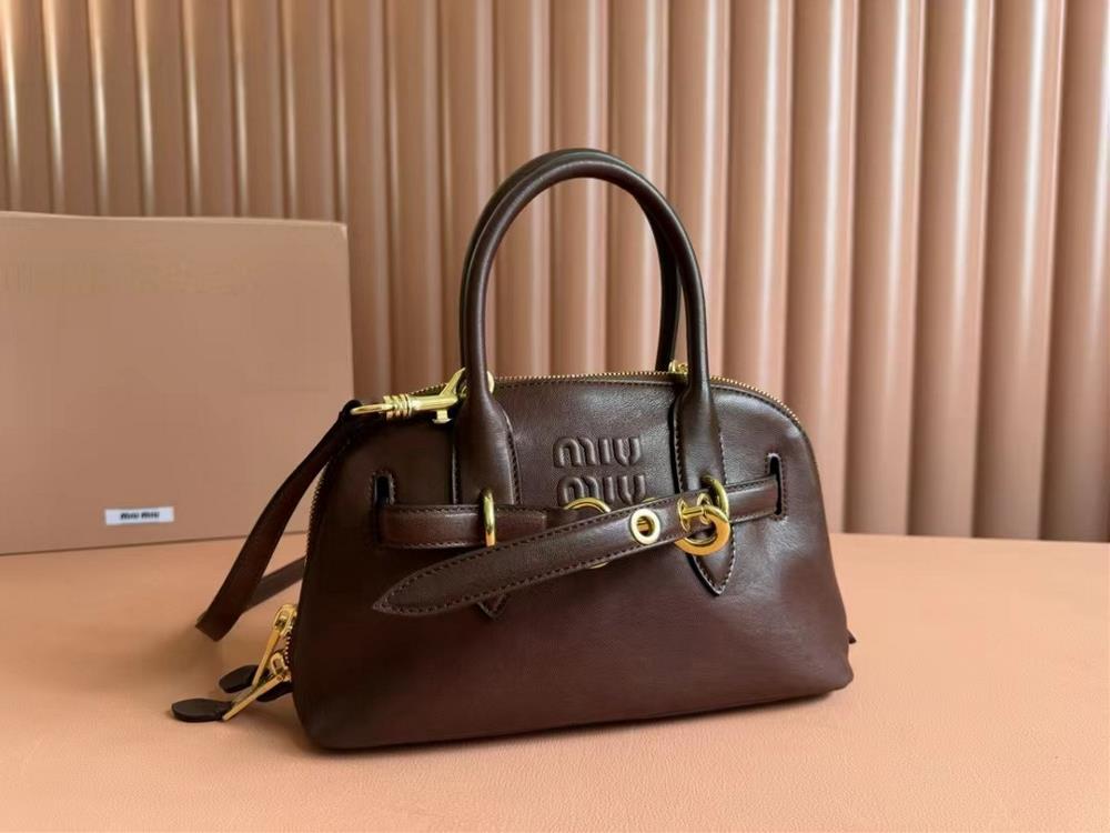 M Small Coffees First 2368 ShipmentsMIUMIVenture Bi directional Zipper BagThe new bag design features a retro and nostalgic sheepskin with a soft tex