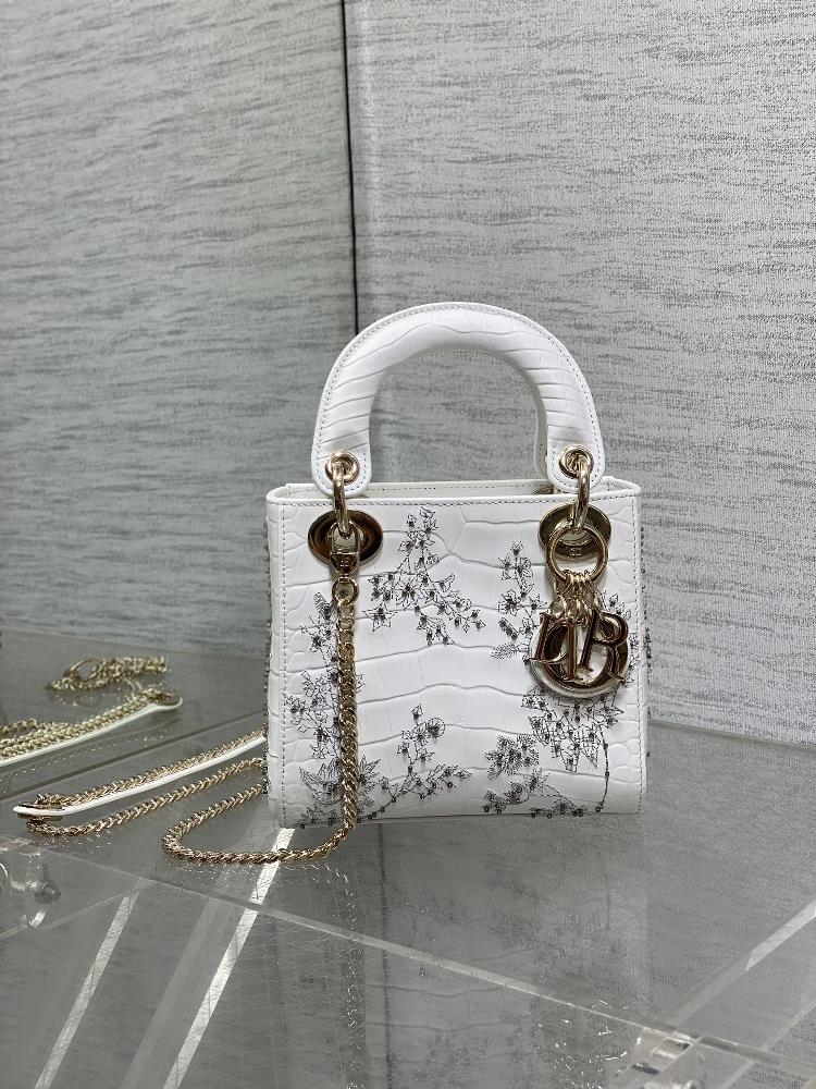 goods in stockThe Lady limited edition three grid crocodile pattern heavy bead embroidery is the most elegant and noble Diana bag Every thread and be