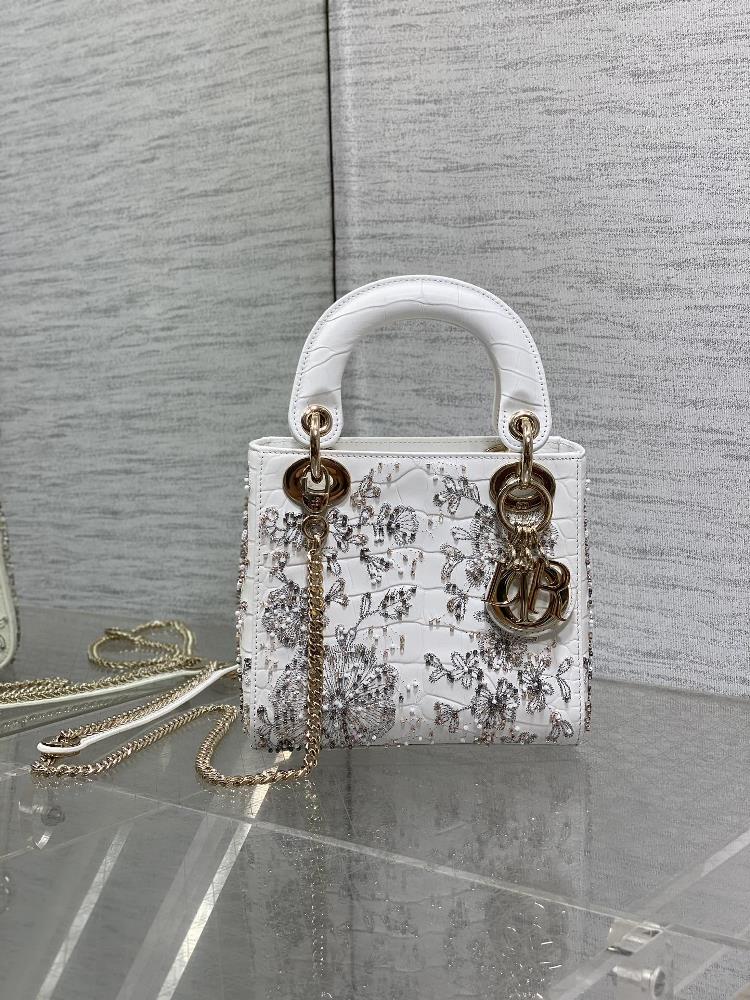 goods in stockThe Lady limited edition three grid crocodile pattern heavy bead embroidery is the most elegant and noble Diana bag Every thread and be