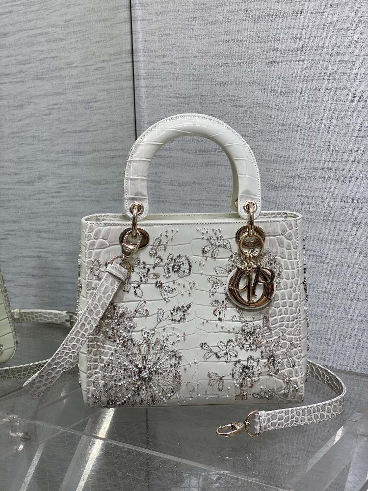 goods in stockThe Lady limited edition five grid crocodile pattern heavy bead embroidery is the most elegant and noble Diana bag Every thread and bea