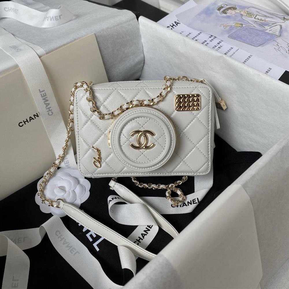 The Chanel 24s camera bag AS4817 which everyone is drunk on has exquisite details The metal lens cover can be opened to make the overall look more