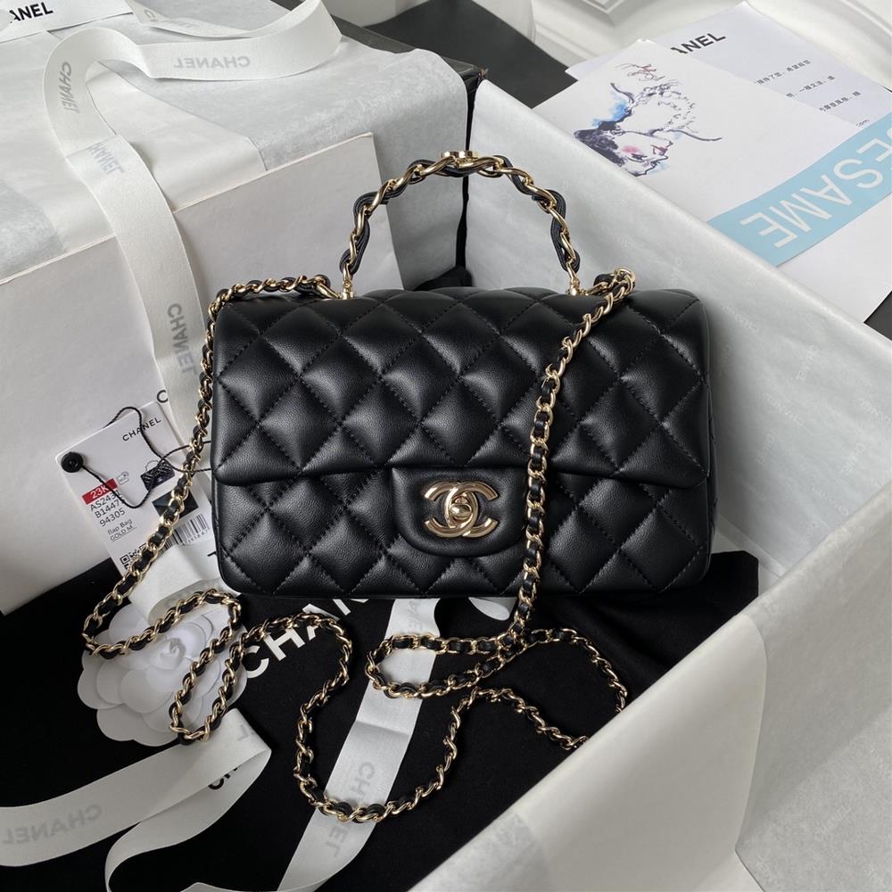 The luster and texture of Chanel 23ks new handle CF mini sheepskin AS2431 sheepskin are really impressive The handle decoration features a dual C lo