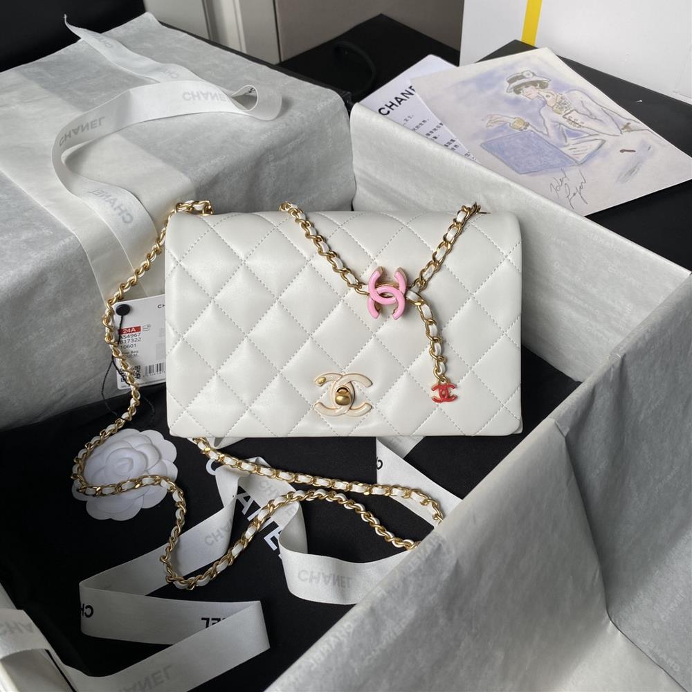 Chanel 24A Handmade Visit Series Enamel Buckle Mini CF AS4967The double C logo chain with colored enamel buckle on the mouth cover can be adjusted to