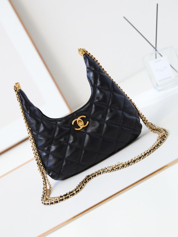 The 24A chain hobo is beautiful The cross body is casual It is suitable to be buckled up as a handbag for dinner In short it can be held in hand