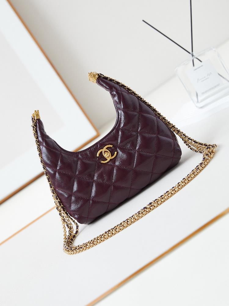 The 24A chain hobo is beautiful The cross body is casual It is suitable to be buckled up as a handbag for dinner In short it can be held in hand