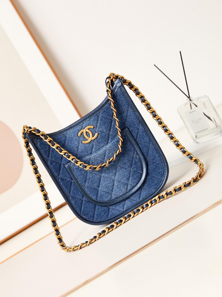 24S Underarm Bag DenimTwo chains two ways of backingVery casual fashionable and practical in sizeStyle number AS4532Size 24226Complete packaging