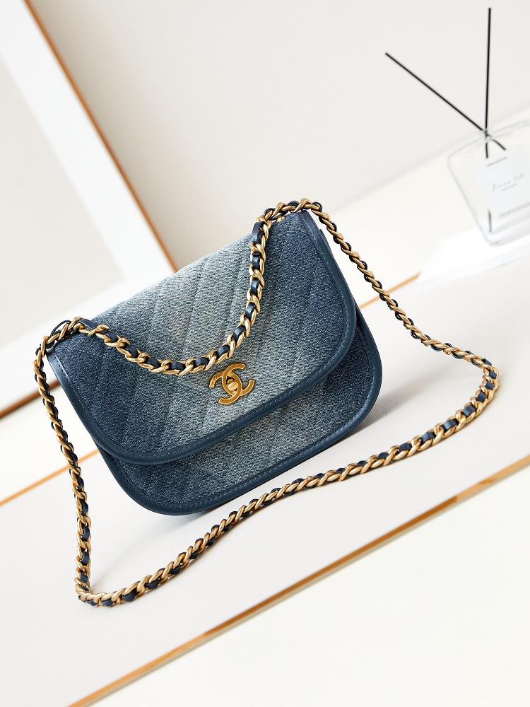 The 24s saddle bag with denim cloth cover can be used for both packaging and is very practical and suitable for girls who like to pack a lot of things