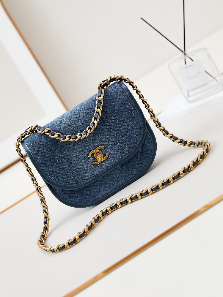 The 24s saddle bag with denim cloth cover can be used for both packaging and is very practical and suitable for girls who like to pack a lot of things