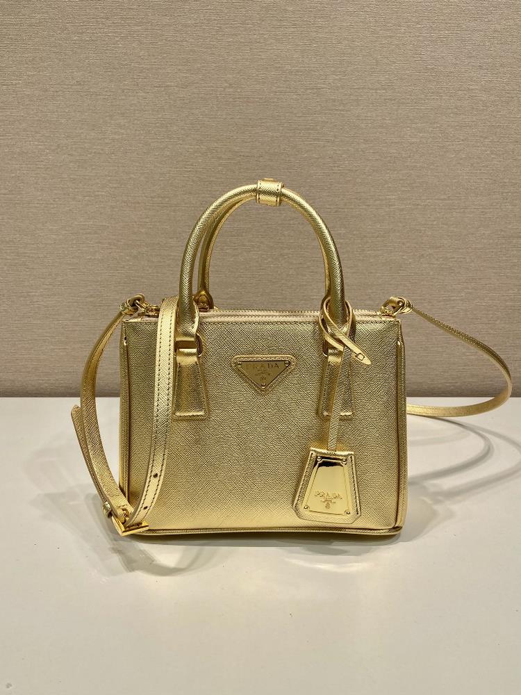 Mini Killer 1BA906 Gold This Galleria handbag is made of iconic Saffiano leather and comes with a detachable shoulder strap The topnotch brushed ha