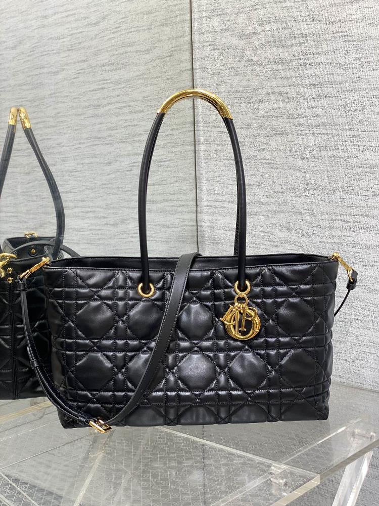 goods in stockThe latest Toujours collection for autumn and winter is a bit too beautiful It features a highvalue large bag with a classic diamond g