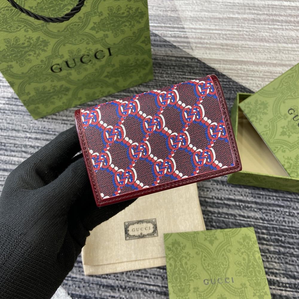 Comes with a complete set of packaging and GG Shadow card bag decorationsThe interweaving pattern of GG letters is reinterpreted from a contemporary