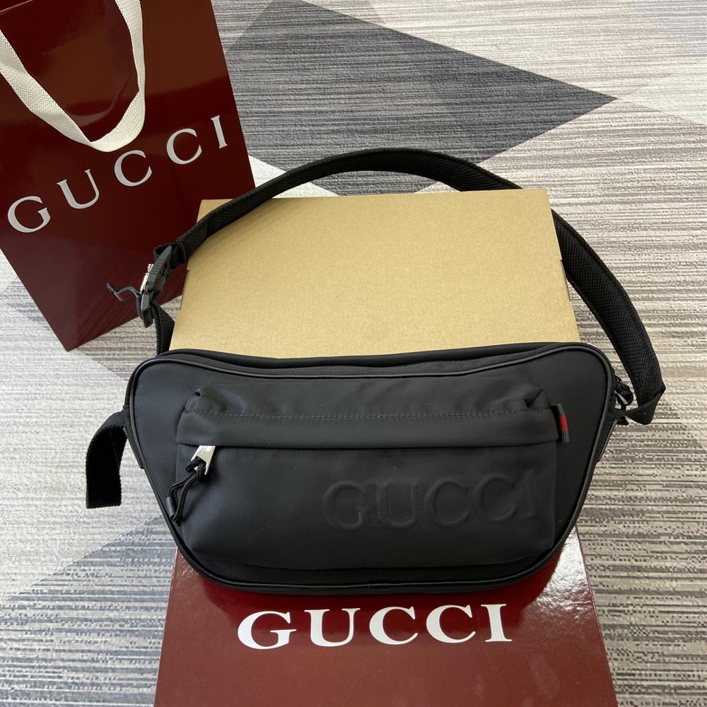 Comes with a complete set of packaging GG crossbody bagThe classic items of the autumn and winter mens collection vividly showcase a sporty style