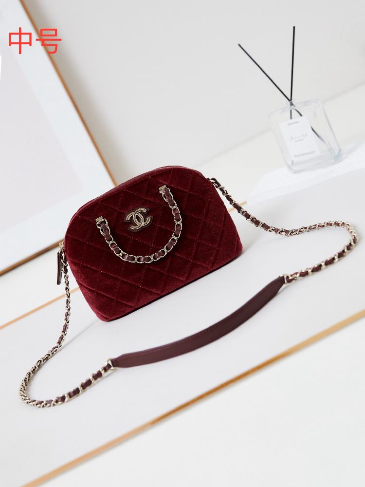 On the day when the beauty of the velvet in the 24B shell bag yielded this shell bag is very exquisite whether carried by hand or crossbody The body