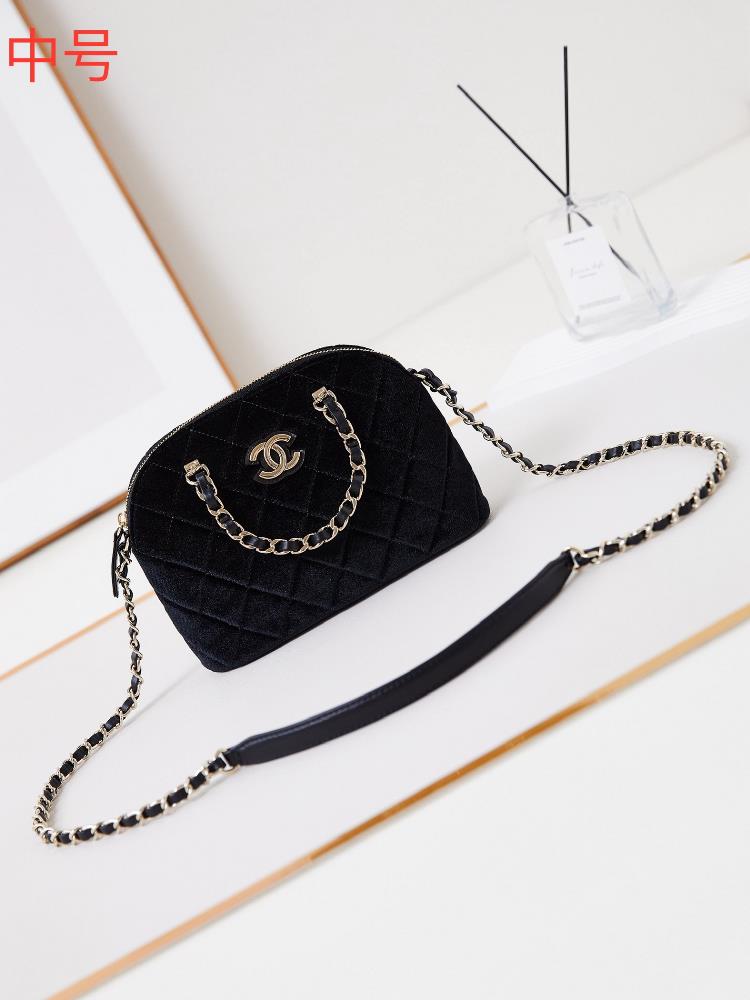 On the day when the beauty of the velvet in the 24B shell bag yielded this shell bag is very exquisite whether carried by hand or crossbody The body