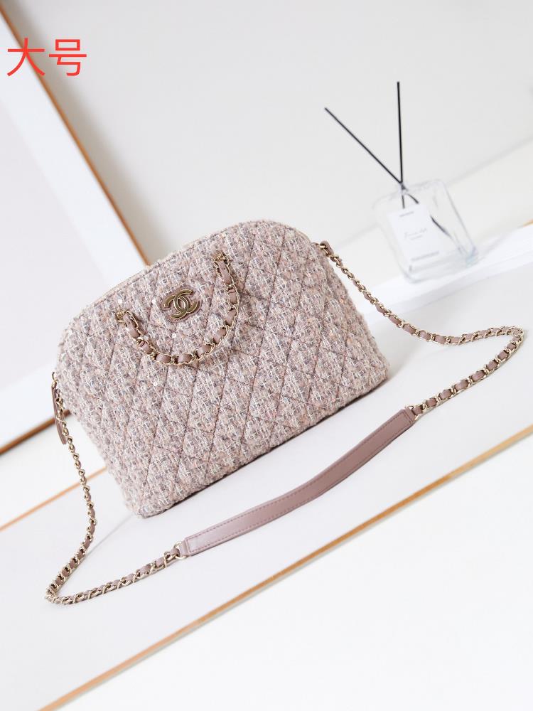 The day when the beauty of the fabric powder of the 24 shell bag yielded This shell bag is very exquisite whether carried by hand or crossbody The b