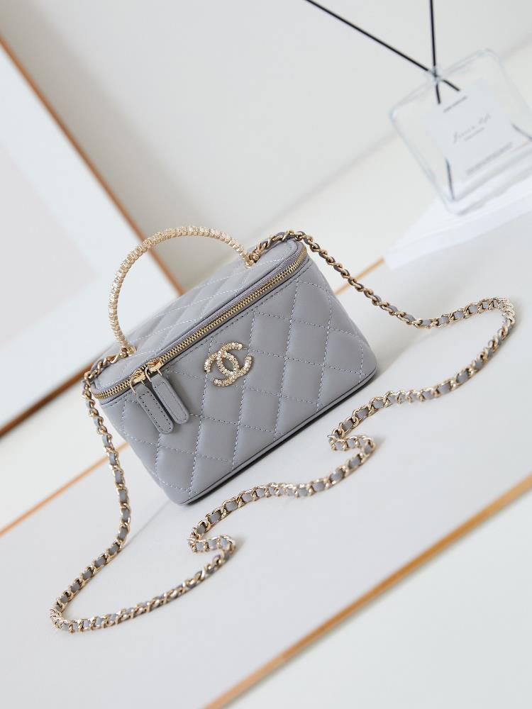 24B Limited Edition Diamond Handle Long Box Bag Makeup Slant Cross Bag with Diamond Handle Sheepskin Metal Hardware Exquisite and Noble Handle Hands