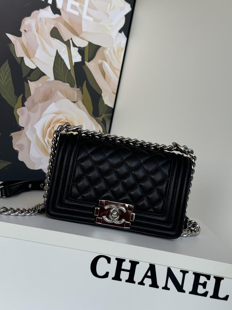 67085 fine grain Chanel classic hot item 67085 leboy series imported fine grain calf leather the actual color is very beautiful original imported 24