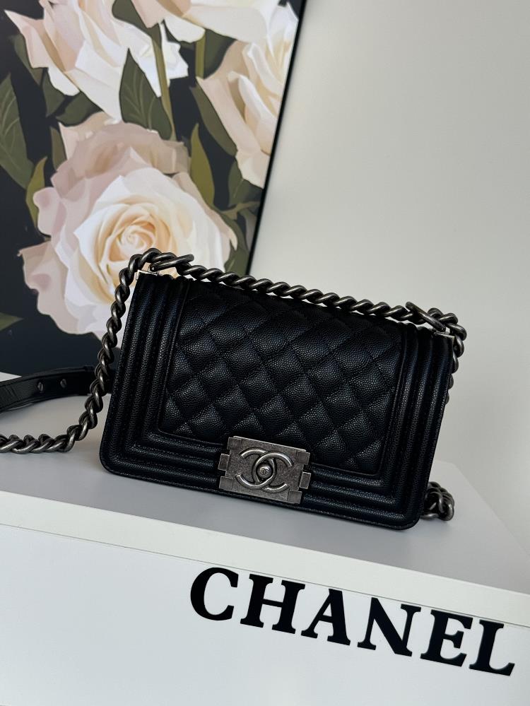 67085 fine grain Chanel classic hot item 67085 leboy series imported fine grain calf leather the actual color is very beautiful original imported 24