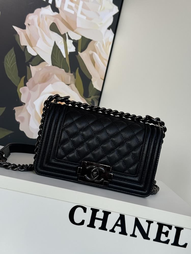 67085 fine grain Chanel classic hot item 67085 leboy series imported fine grain calf leather the actual color is very beautiful original imported 24