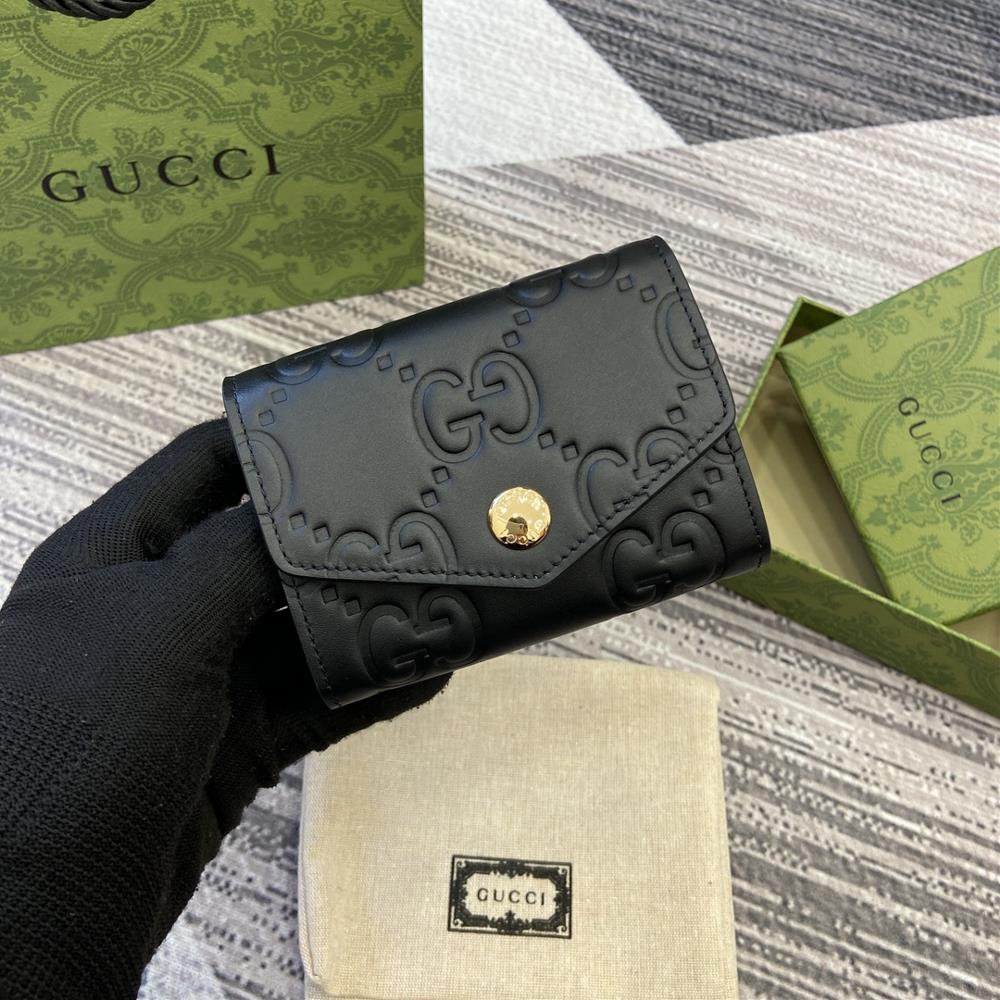 The new Gucci product comes with a full set of packaging and the classic GG pattern with rich texture and luster injects a unique style into this e