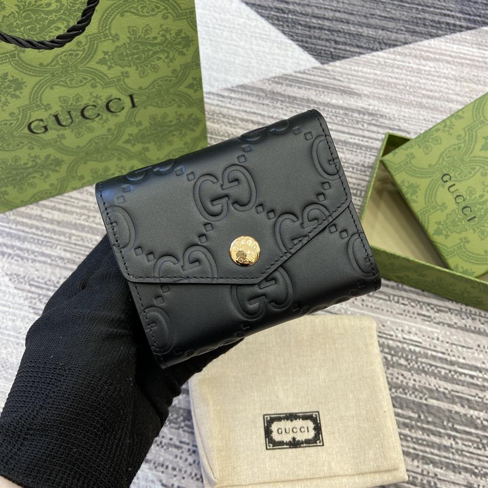 The new Gucci bag comes with a full set of packaging and the classic GG pattern with rich texture and luster injects a unique style into this elega