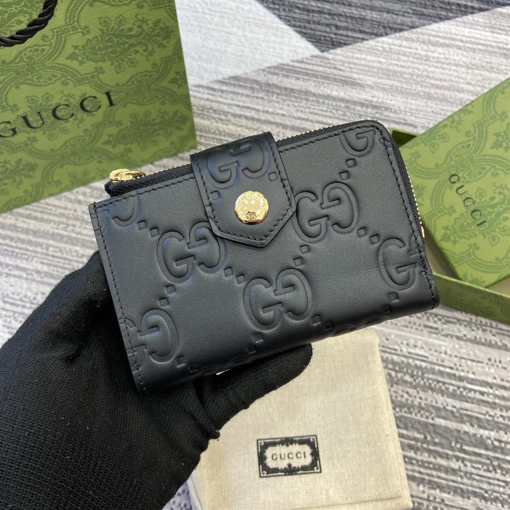 The new Gucci bag comes with a full set of packaging and the classic GG pattern with rich texture and luster injects a unique style into this elega