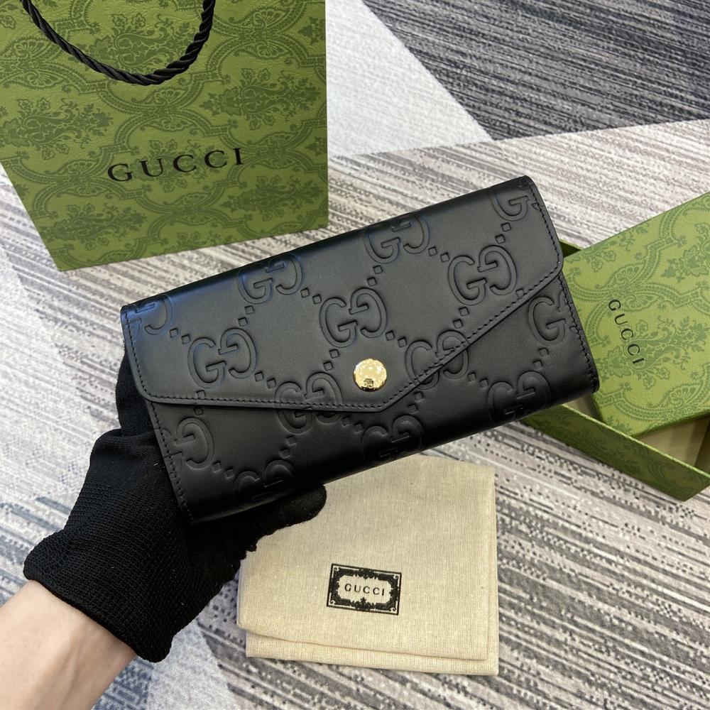 The new Gucci classic GG pattern with rich texture and luster paired with a full set of packaging injects a unique style into this elegant black l