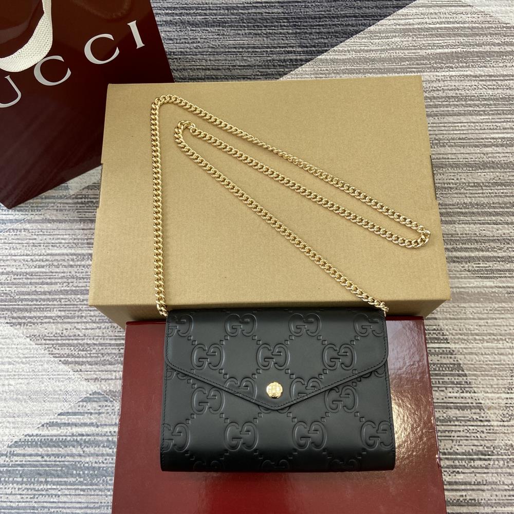 Comes with a complete set of packaging for the new GG leather chain wallet The representative patterns of the brand are transformed into symbolic e