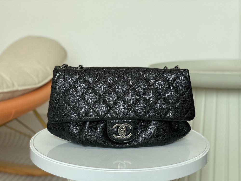 A2223 Chanel Cloud Vintage Airport Bag cool caviar leather full of atmosphere The cloud like bag shape is a bit playful and the vintage texture