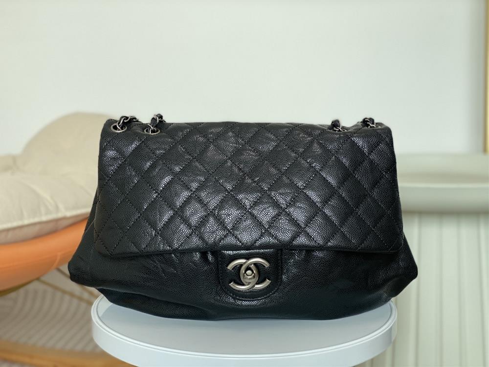 A222440x30cm Chanel Cloud Vintage Airport Bag cool caviar leather full of atmosphere The cloud like bag shape is a bit playful and the vintage tex