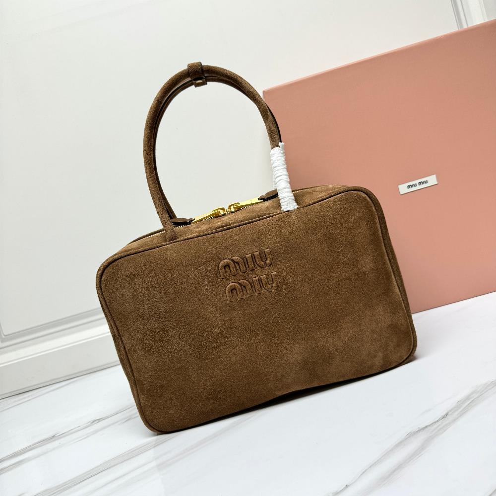 5BB117MiuMius new briefcase a fashion element adopted by major brands this year features a brand new deer velvet leather that is popular across the