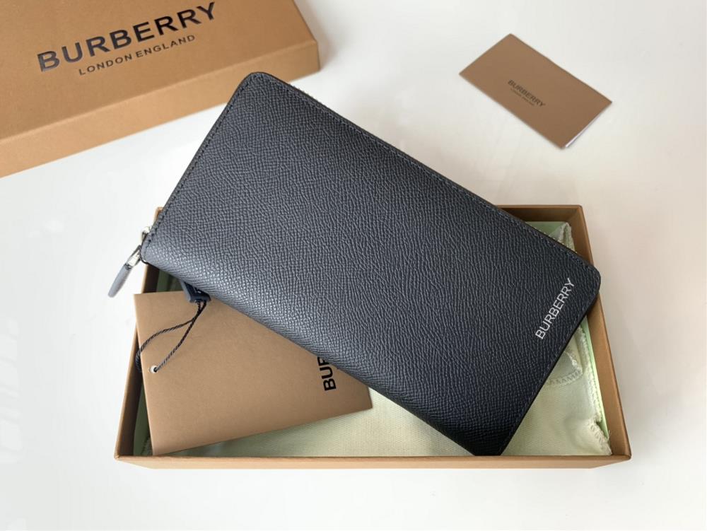 Grain leather zipper bag from Bs original single product The large surface is made of imported palm patterned leather paired with black calf leather