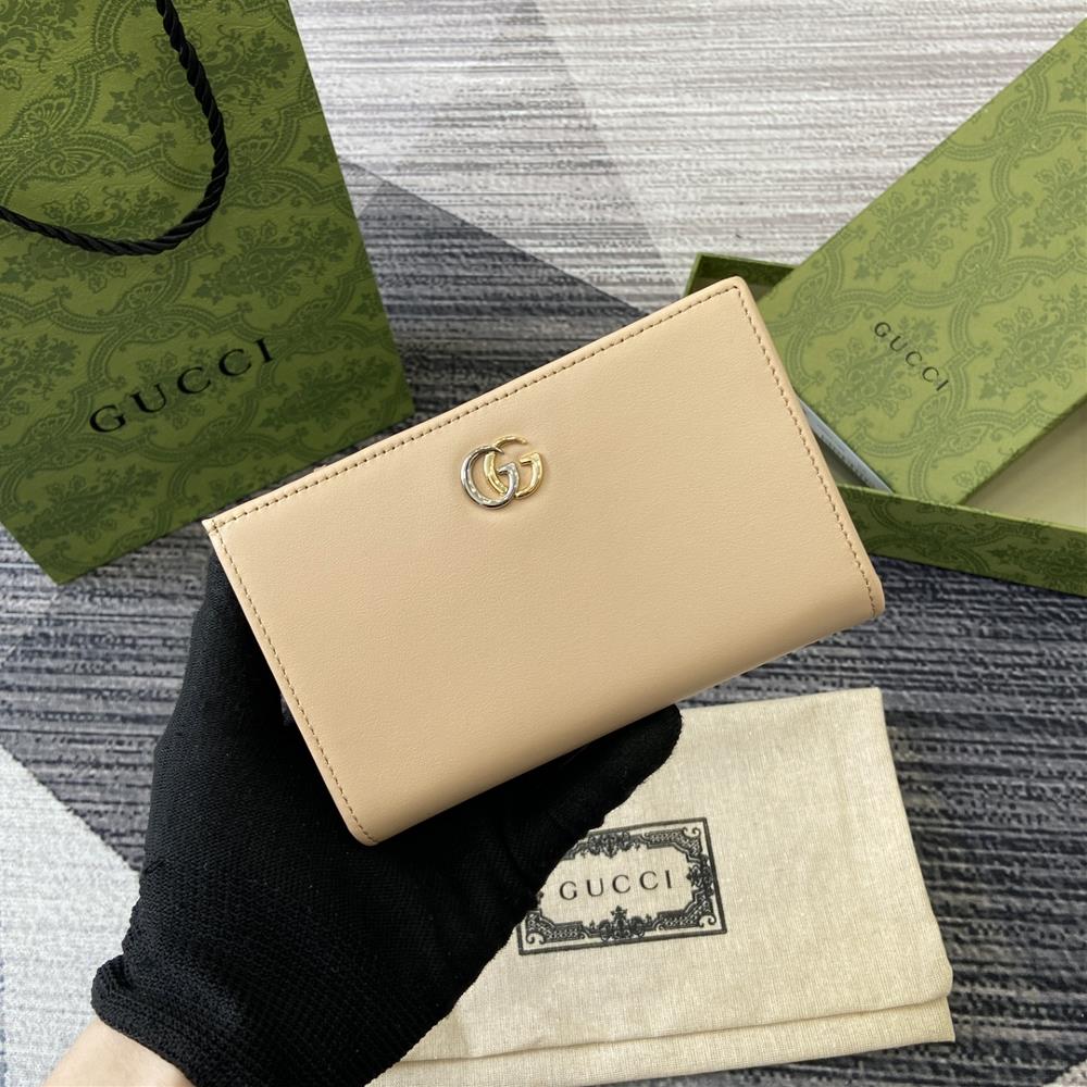 Comes with a complete set of packaging for the new GG Marmont series walletThe representative patterns of the brand are transformed into symbolic el