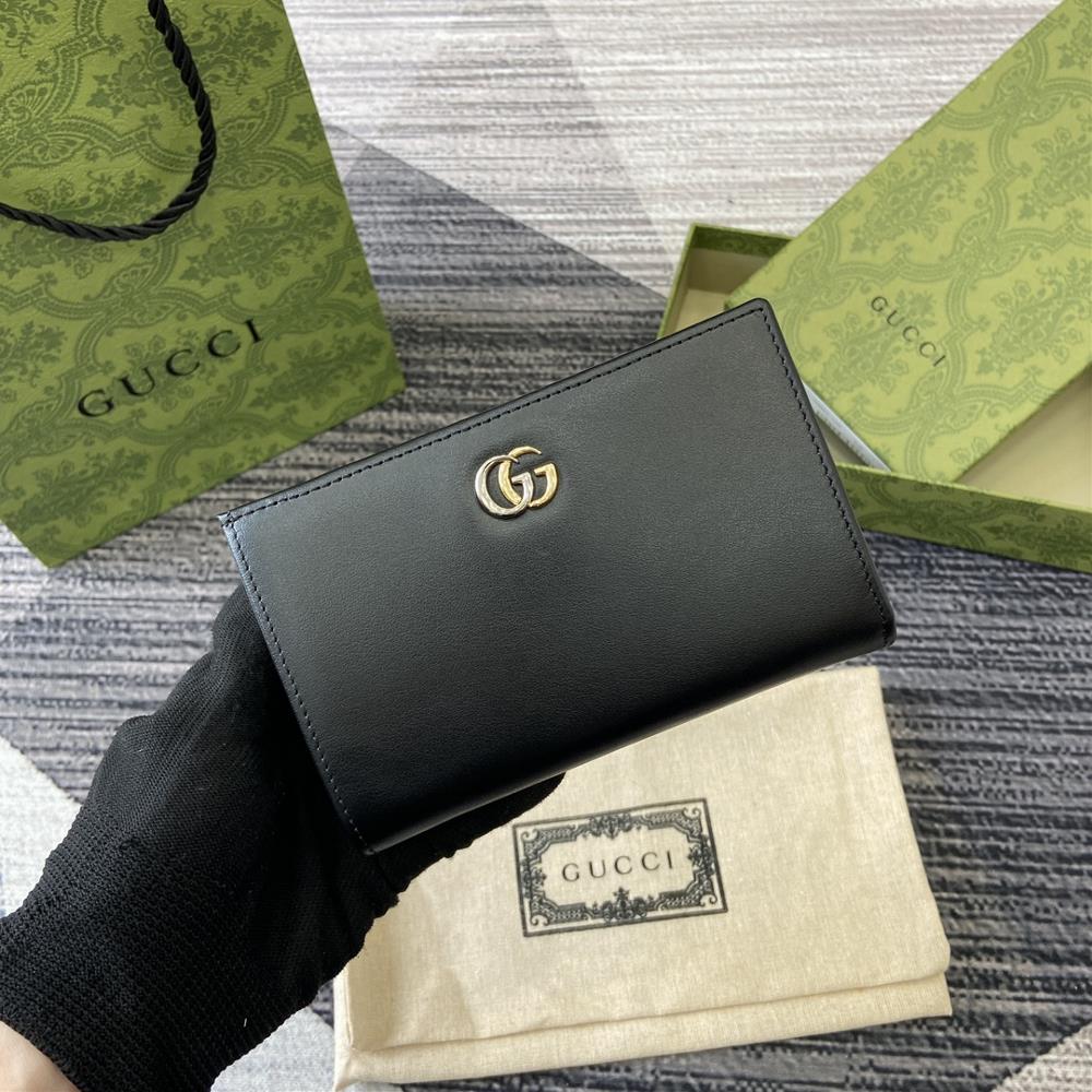 Comes with a complete set of packaging for the new GG Marmont series walletThe representative patterns of the brand are transformed into symbolic el