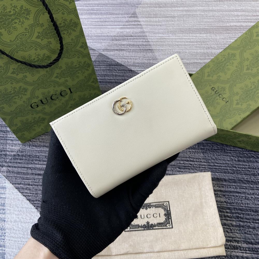 Comes with a complete set of packaging for the new GG Marmont series walletThe representative patterns of the brand are transformed into symbolic el