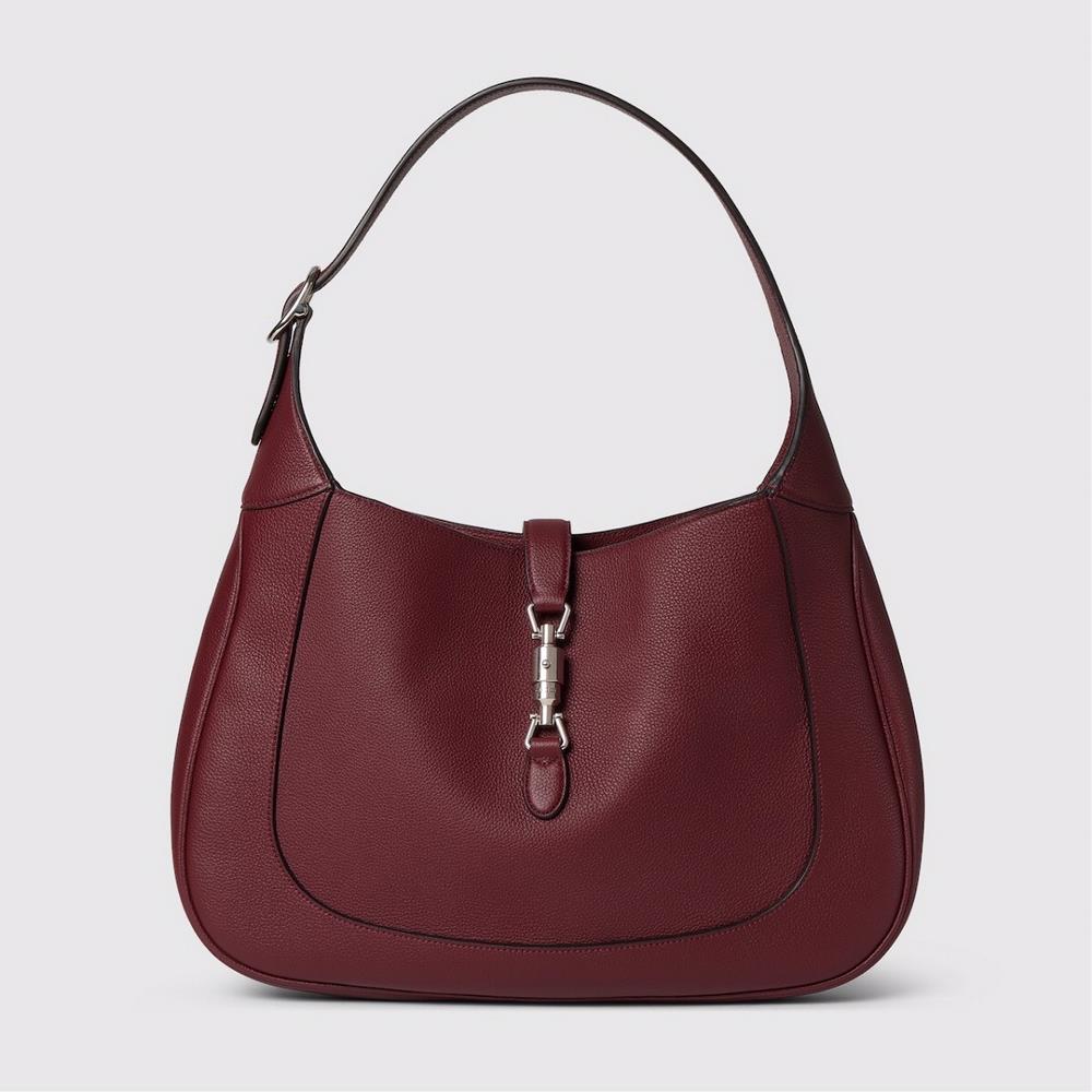 The 2024 autumn and winter collection presents a fresh interpretation of the Jackie 1961 shoulder bag made of fine Rosso Ancora leather and featuring