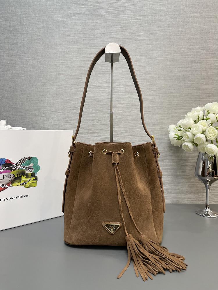 The frosted leather bucket bag 1BE079 has arrived The leather handle is made of suede calf leather material and the leather handle is detachable and