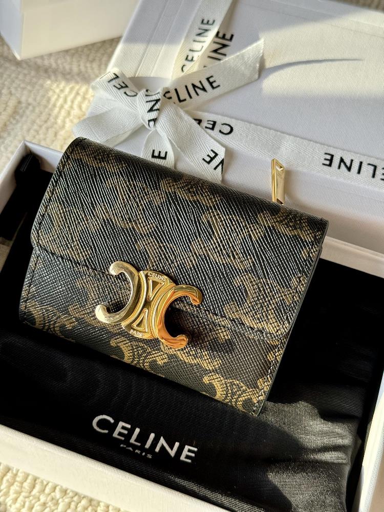 CELINE TRIOMPHE Shiny Beef Leather Short Coin WalletSize 10 X 75 X 3 centimetersCowhide with lining cowhide fabricGolden metal partsTRIOMPHE metal t