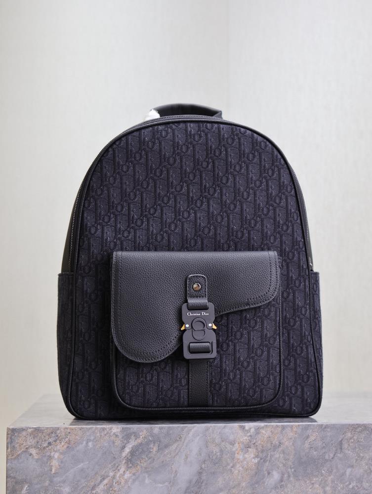 Saddle zipper backpack made of black fabricThis saddle zipper backpack is a new product of the 2024 winter mens clothing series featuring a stylish