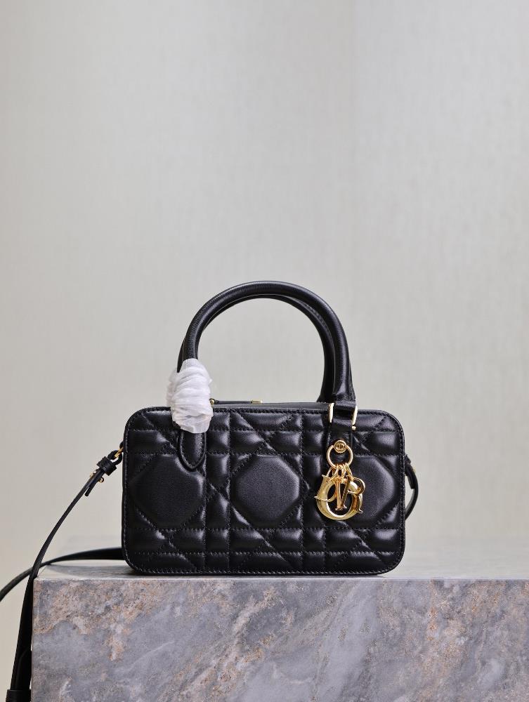 DIOR 2024 Winter Mini Small Square Bag BlackThis Montaigne 30 series mini doctor bag is a new winter 2024 product sewn with triangular lining presen