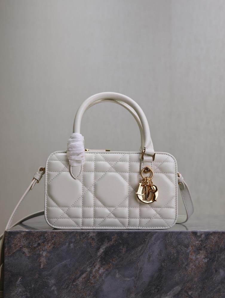 DIOR 2024 Winter Mini Small Square Bag WhiteThis Montaigne 30 series mini doctor bag is a new winter 2024 product sewn with triangular lining presen